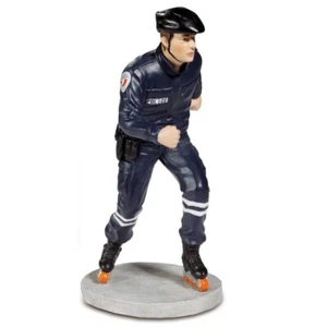 Französischer Polizist läuft mit Rollerblades - Bild 1 von 1