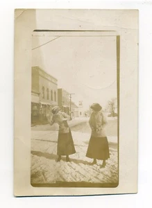 North Salem Indiana, calle nevada, mujeres divirtiéndose, tiendas, postal RPPC rara - Imagen 1 de 4