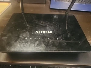 Router Wi-Fi inteligente NETGEAR R6220-100NAS - Imagen 1 de 3