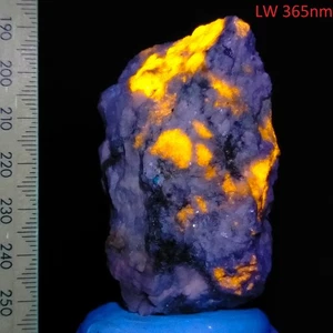 Fluorescent Wernerite Scapolite w/ Calcite rough specimen Grenville Canada 695ct - Bild 1 von 8