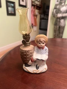 Vintage Junge Öllampe liest ein Buch Keramik Figur mit Braunglas Schornstein. - Bild 1 von 6