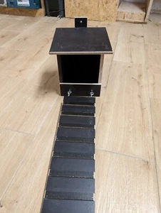 Entenhaus aus Wetterfesten Siebdruck in ver. Größen mit Treppe - Bild 1 von 6