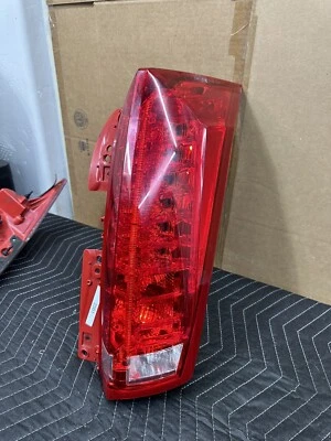 Conjunto de luces traseras LED 2010-2016 Cadillac SRX lado derecho del pasajero OEM Foto 1 de 4