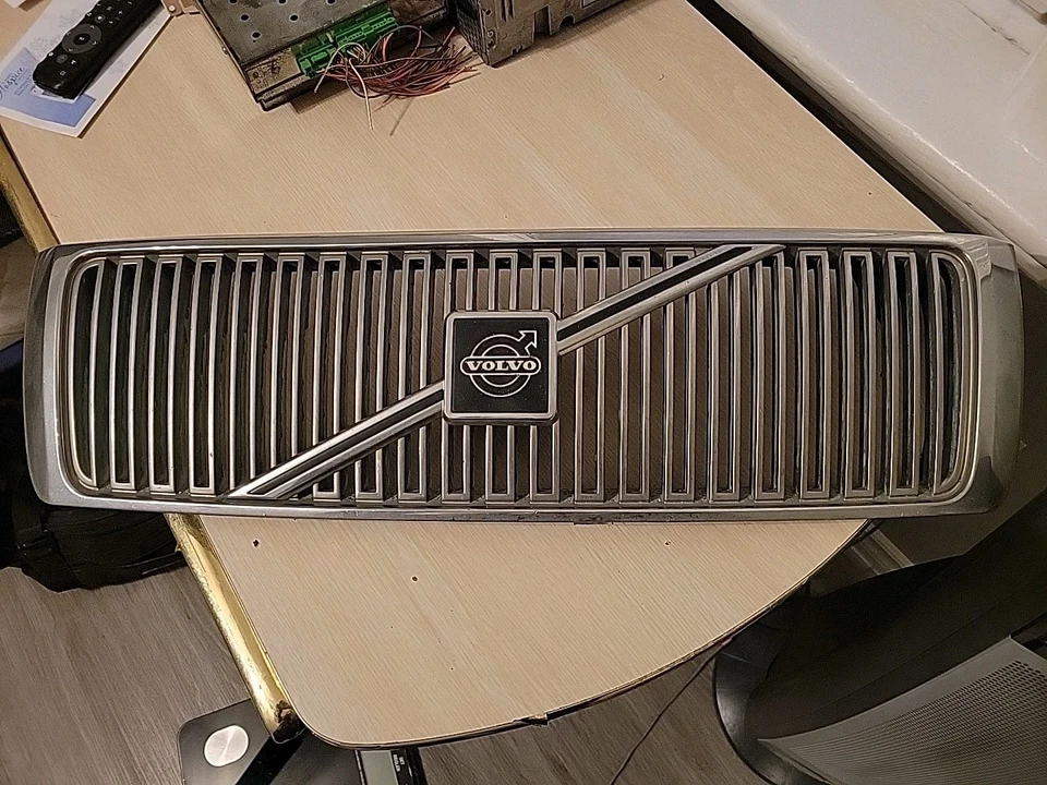 Cubierta de radiador parrilla delantera Volvo 960 S90 con emblema 9126764 Foto 1 de 2