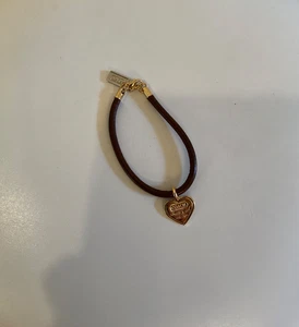 Bracciale COACH tono oro con ciondolo in pelle marrone cuore logo charm aragosta casp - Foto 1 di 4