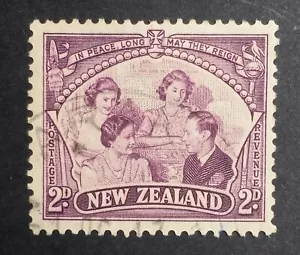 New Zealand 1946 'In Peace Long May They Reign' 2d Stamp - Picture 1 of 2