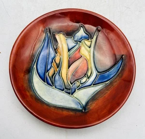 Excellent MOORCROFT Coaster - RED TULIP by Sally Tuffin 1994 - Picture 1 of 2