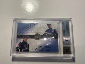 2008 Press Pass Speedway Garage Duals #JK Jimmie Johnson/Chad Knaus 20/45, Auto - Picture 1 of 2