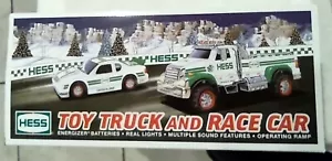 Camion giocattolo Hess e auto da corsa. Aperto ma non usato. 2011 - Foto 1 di 5
