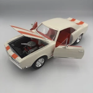 Chevrolet 1967 Camaro Z28 Road Legends 1:18 Scale White/Orange Stripes Pre Owned - Picture 1 of 15