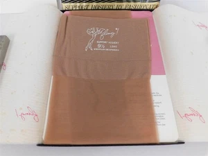 5 Fling vintage NOS! Calze in nylon con scatola giarrettiera calzetteria senza cuciture SANDTONE 9 1/2 L - Foto 1 di 8