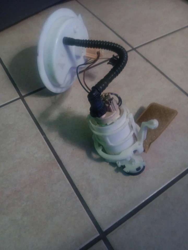 BMW 750Li xDrive 2010-2015 4,4 L AWD en tanque bomba de combustible principal conjunto de unidad de envío Foto 1 de 1