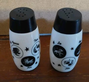 Vintage 70er Jahre Sternzeichen Milchglas Salz & Pfefferstreuer astrologische Zeichen MCM - Bild 1 von 5