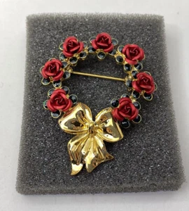 Vintage Rose Roses Pin Wreath Avon V2003 Brooch Lapel Red Gold Tone - Picture 1 of 9
