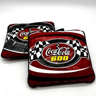 (2) Cojines de asiento de estadio Coca Cola Nascar 600 de colección 13,25 x 11,75 carreras EE. UU. USADOS EN EXCELENTE ESTADO Foto 1 de 4