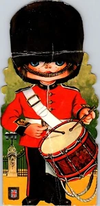 Cartolina d'epoca novità batterista ragazzo Buckingham Palace Londra UK (vedi scansione) - Foto 1 di 4