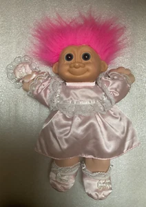Russ Berrie Troll Mädchen Stofftier Puppe rosa Haare/Kleid ca. 12 zoll - Bild 1 von 3