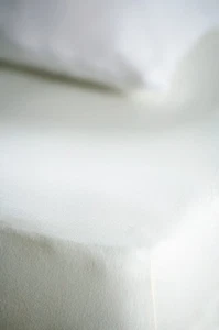 Belledorm 100% Cotton Jersey Memory Foam Fitted Sheet All Sizes and Depths White - Picture 1 of 2