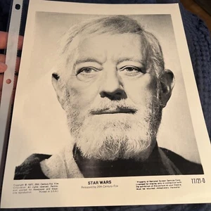 ORIGINAL VINTAGE PHOTO ALEC GUINNESS A NEW HOPE 1977 Movie Still Rare Star Wars - Picture 1 of 8