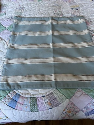 Funda de almohada de herrajes de restauración derecha 18x18 azul tostado a rayas Foto 1 de 4