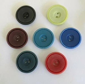 Runde erhöhte Kante Kunststoff 2-Loch 7/8" JHB KNÖPFE (Farbe auswählen) - Bild 1 von 8