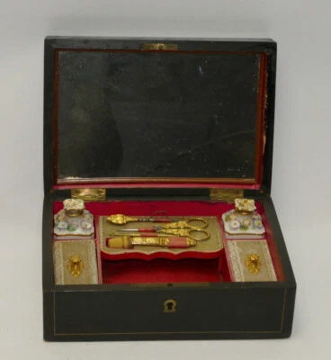 Biedermeier Näh Schatulle, Porzellan Flacons, Vergoldung, Ahle, Stopfnadel, usw. - Image 1 of 4