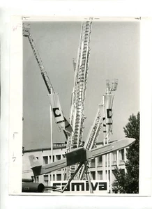 Foto de prensa vintage encendedor de incendios cohete combate aeropuerto incendios 1972 Frankfurt - Imagen 1 de 2