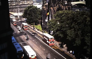 Orig 70er Dia, Edinburgh Straßenszene / Busse / Scott Monument, Schottland, UK - Bild 1 von 1