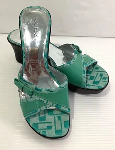 Sandalias de cuña Guess talla 9 1/2 M verdes con logotipo G tono plateado - Imagen 1 de 11