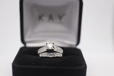 Juego de alianzas de compromiso de princesa de oro blanco de 14 quilates con diamantes Leo de 1,54 quilates Foto 1 de 4