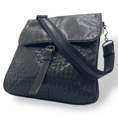 Bolso de hombro bandolera de cuero negro Bottega Veneta Intrecciato con hebilla para hombre Foto 1 de 4