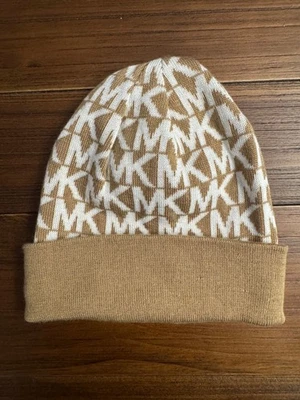 Gorro Mickael Kors Signature Logo Estampado Camel y Crema Talla Única Nuevo con Etiquetas $88 Foto 1 de 4