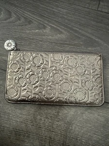 Cartera sin asas delgada metálica Brighton floral en relieve - Imagen 1 de 11