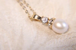 Gold Tone Faux Pearl & Gem Pendant Costume Jewelry Necklace 18" - Picture 1 of 8
