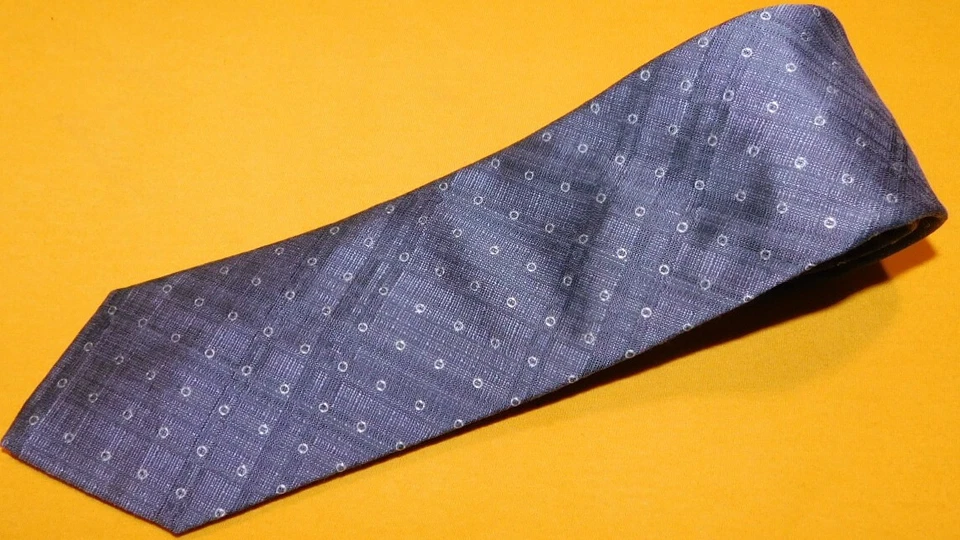 CORBATA DE DISEÑO HUGO BOSS GRIS/GRIS CLARO/PUNTOS BLANCOS MOTIVO SEDA/VISCOSA - CORBATAS DE DISEÑO. Foto 1 de 3