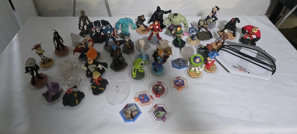 Lote de 38 figuras Disney Infinity discos de poder cristales etc. Foto 1 de 4