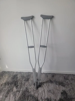 Muletas de aluminio para axilas McKesson para adultos - 5,2 a 5,10 pies Usuario Foto 1 de 2