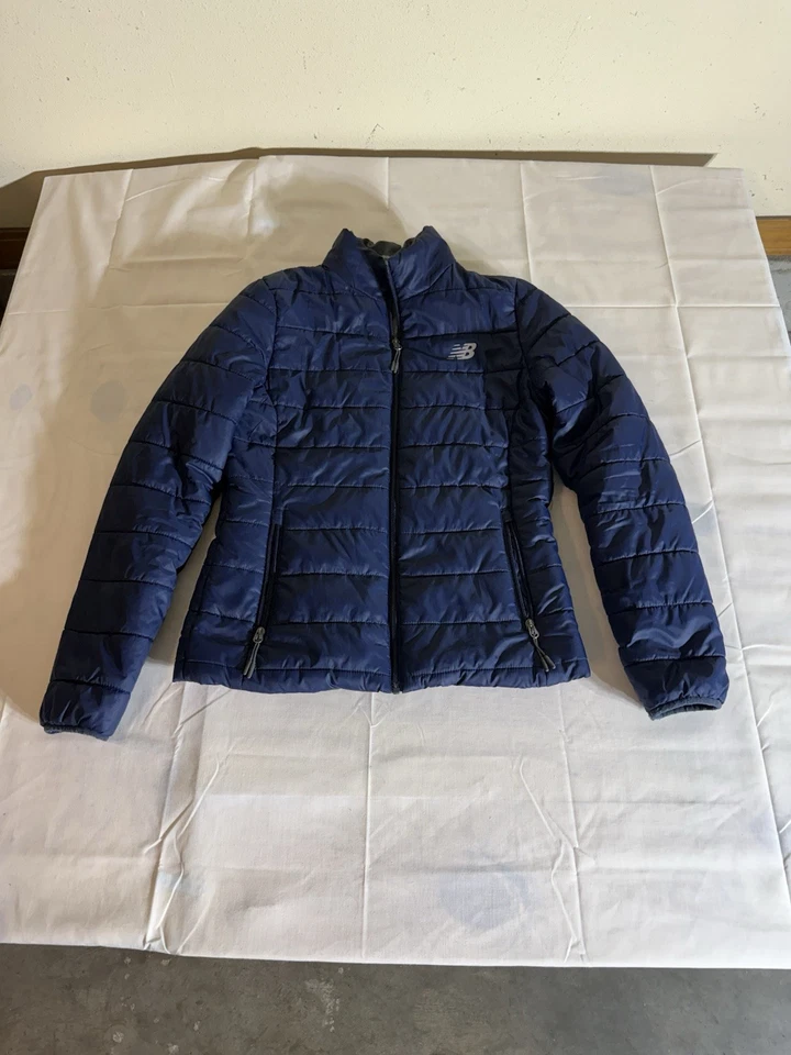 Chaqueta New Balance para mujer - Azul marino - Cortavientos Estilo acolchado delgado - Talla S S Sku34 Foto 1 de 4