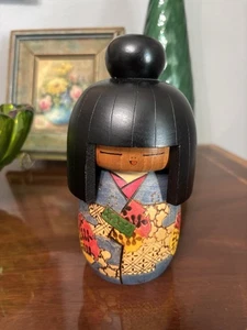 Japanische Kokeshi Puppe roter Stempel Signatur geschnitzt Intarsien Design 5" Vintage - Bild 1 von 4