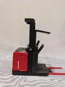 RAYMOND 1:12 Scale Die Cast Model 7500 Reach-Fork Display Diorama Warehouse  - Picture 1 of 8