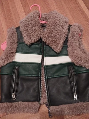 chaleco de piel sintética urban outfitters Foto 1 de 2