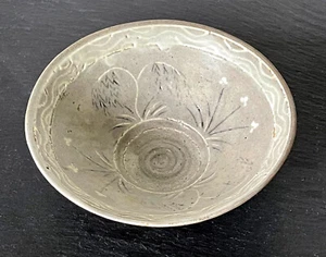 Tazón de té de cerámica coreana con incrustaciones deslizantes dinastía Goryeo - Imagen 1 de 12