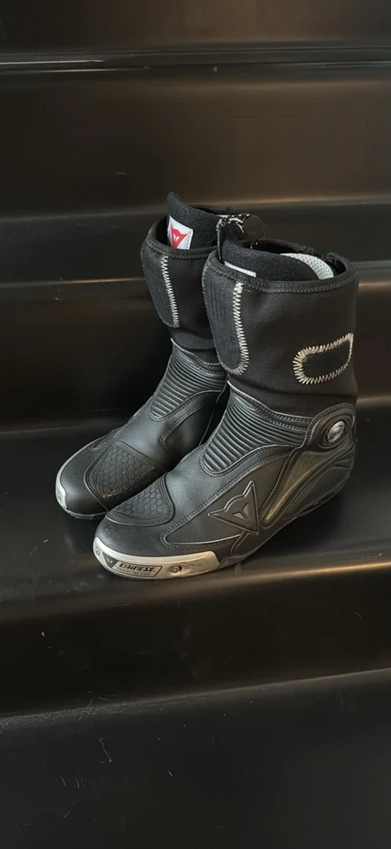 Botas de Motocicleta Dainese Talla 9 Motor Circle Cuero Negro solo rasguños en la puntera Foto 1 de 1