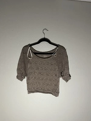 Camisa feminina timing pequena marrom com nervuras malha crop top manga longa gola redonda - Imagem 1 de 4