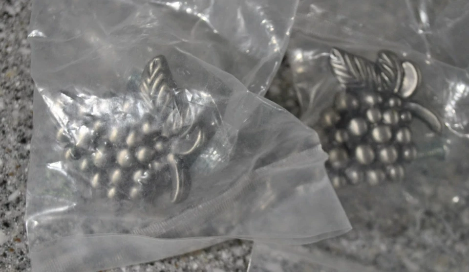 Atlas Homewares Grapes 2 Novelty Knob 2173 Finish Pewter