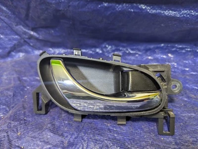 Manija interior de la puerta lateral derecha del pasajero Nissan Rogue 2014-2020 OEM Foto 1 de 4