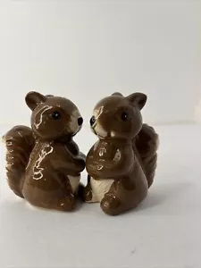 Zwei braune Eichhörnchen Salz und Pfefferstreuer Porzellan und Vintage Top Zustand - Bild 1 von 7