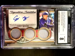 CAMPIONI FIRMA 2023 TOPPS COLLEZIONE MUSEO COREY SEAGER TRIPLA AUTO CGC8 - Foto 1 di 5