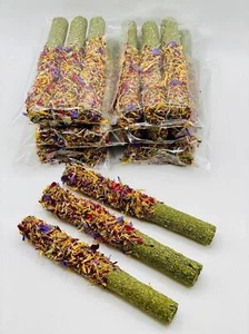 Paquete de 3 palo de heno floral Timothy con caléndula, rosa y golosina de miosotis para conejo - Imagen 1 de 6