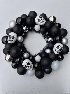 Hyde & EEK! Corona Teschio Halloween - Disegno Ornamento Nero, Argento e Bianco - 16" - Foto 1 di 3